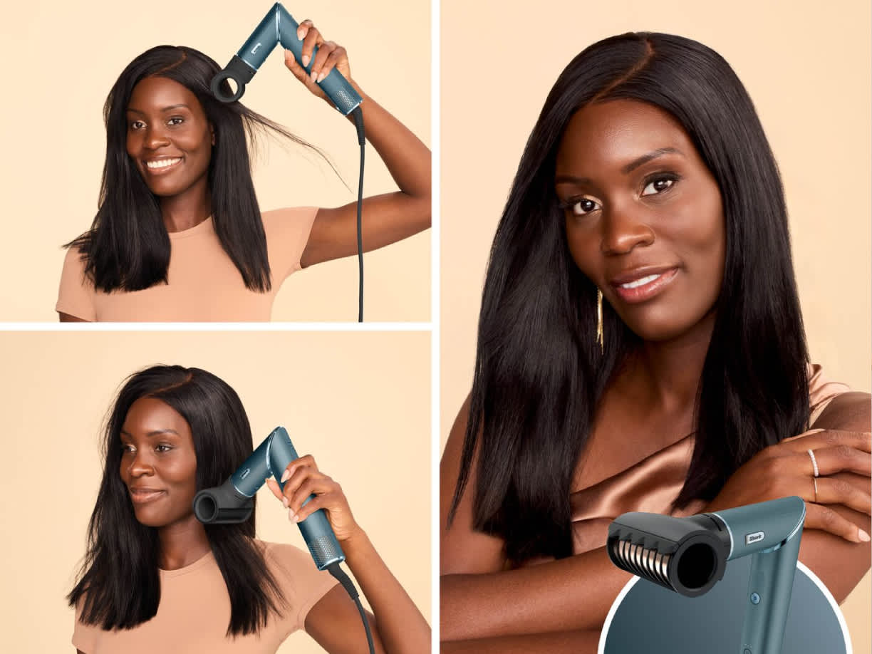 Mujer con el Cabezal antiencrespamiento del moldeador de pelo shark flexstyle