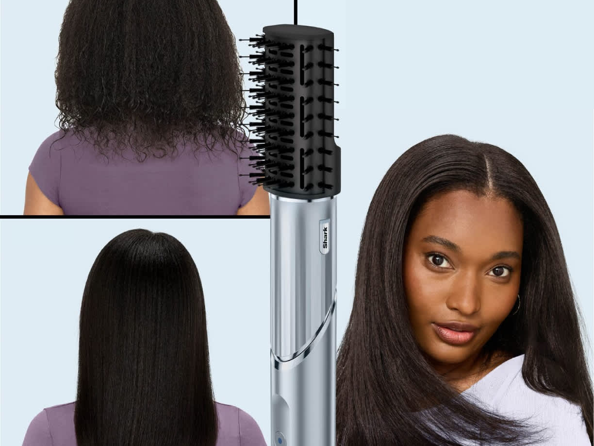Mujer con el Cabezal alisador del moldeador de pelo shark flexstyle