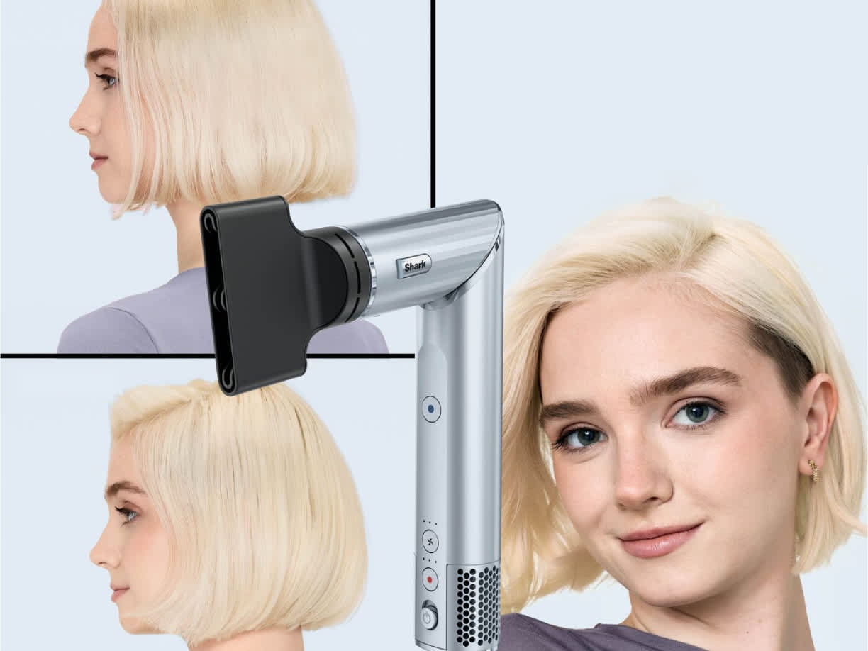 Mujer usando la boquilla concentradora del moldeador de pelo shark flexstyle