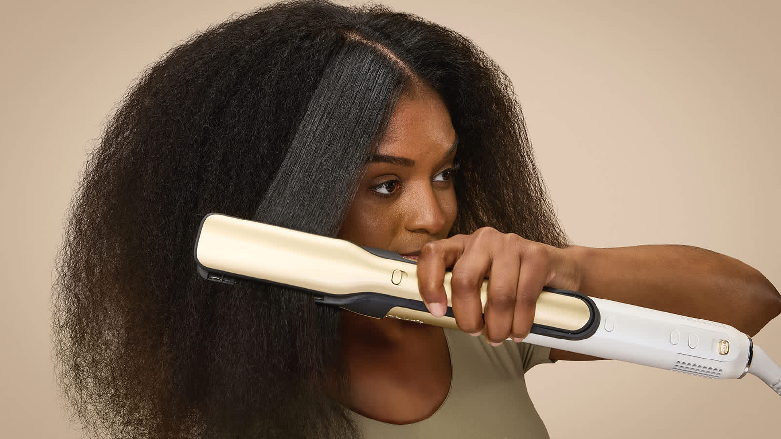 Femme lissant ses cheveux avec le Shark Glam.
