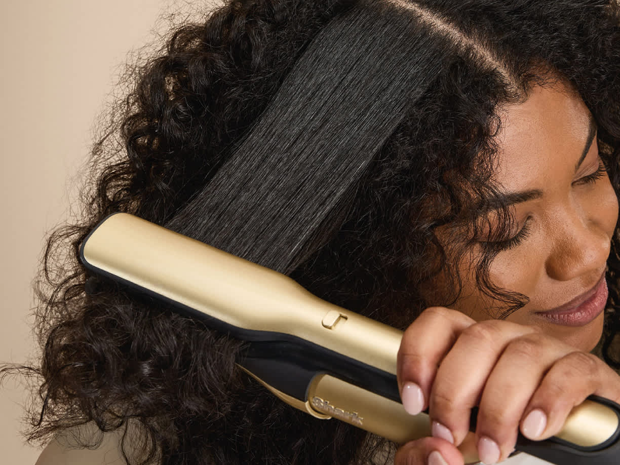 Lissage des cheveux avec Shark Glam.