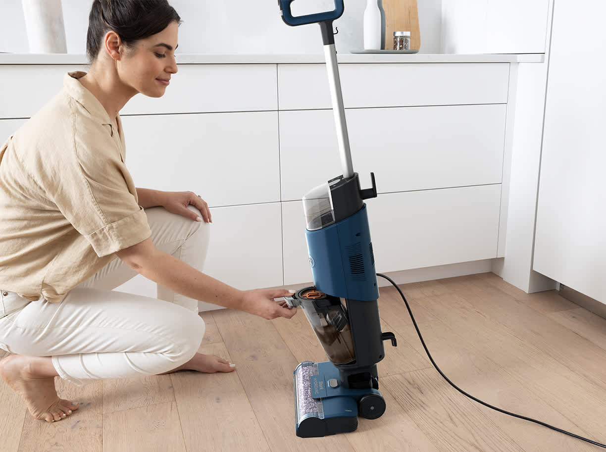 mujer vaciando la fregona el&eacute;ctrica shark hydrovac