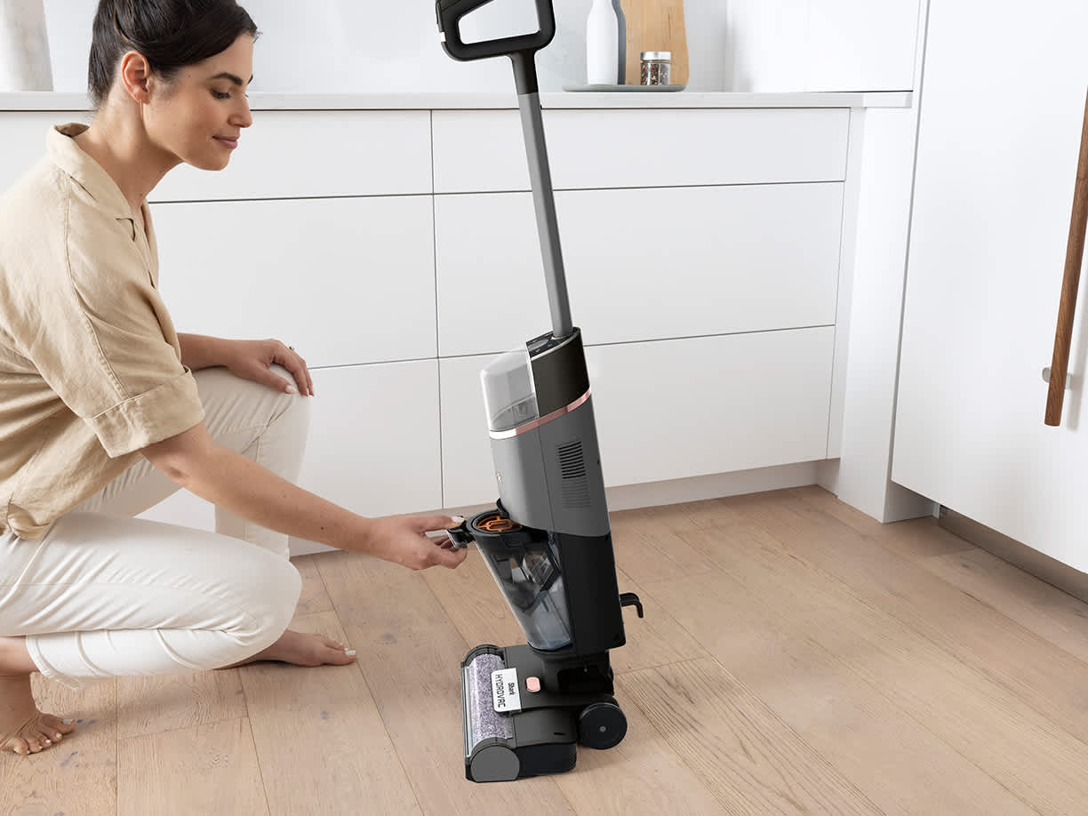 mujer vaciando la fregona el&eacute;ctrica shark hydrovac