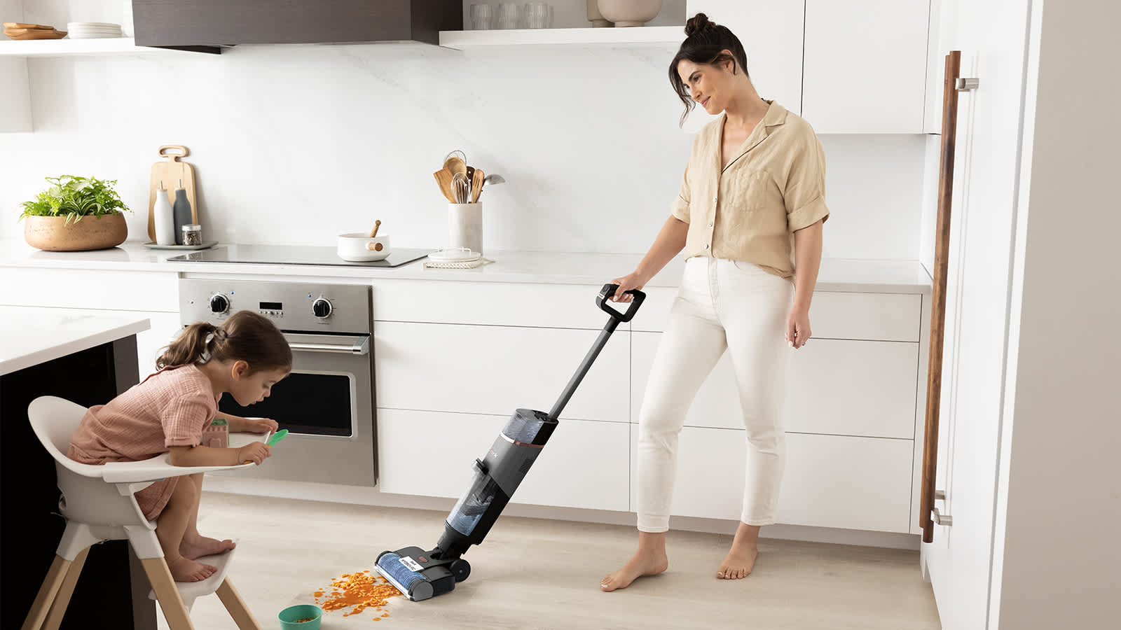 mujer limpiando salsa de tomate derramada en el suelo con la fregona el&eacute;ctrica shark hydrovac