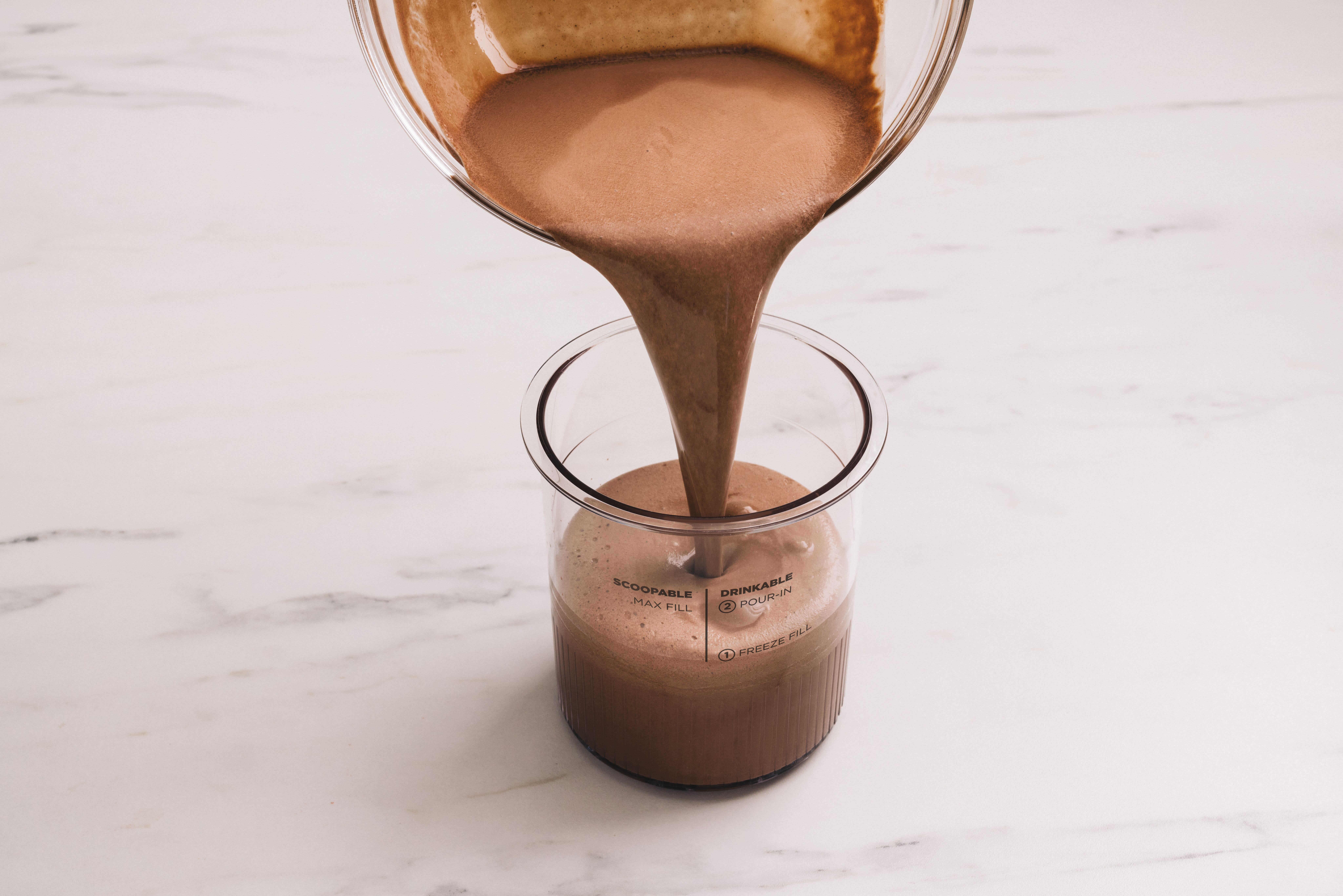 rellenando una tarrina con chocolate l&iacute;quido