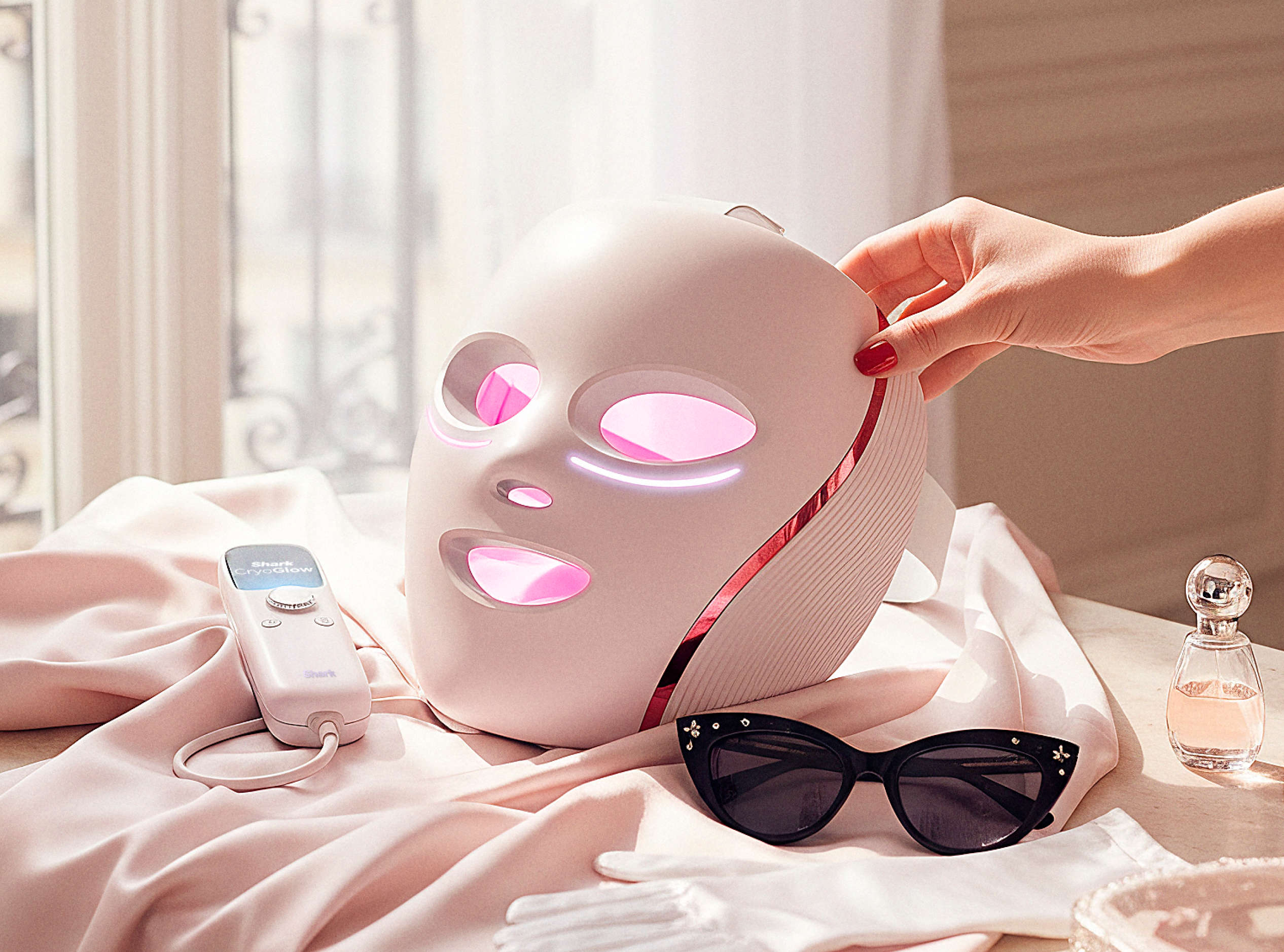 Shark&trade; CryoGlow&trade; Marilyn Monroe Collection LED & Under-eye Cooling Mask