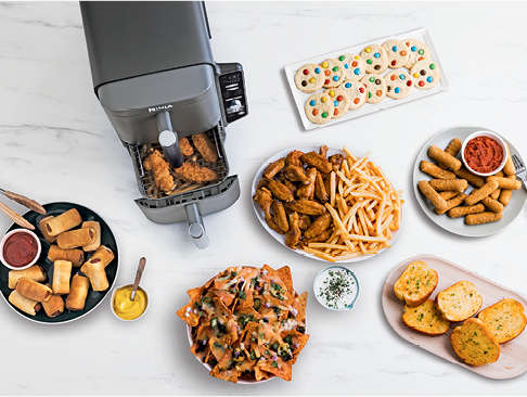 Ninja Air-Fryer mit verschiedenen Gerichten. 