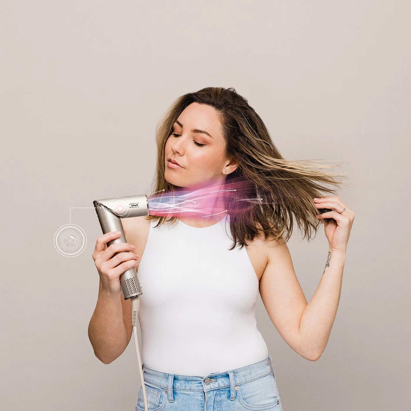 Femme s&eacute;chant des cheveux courts.