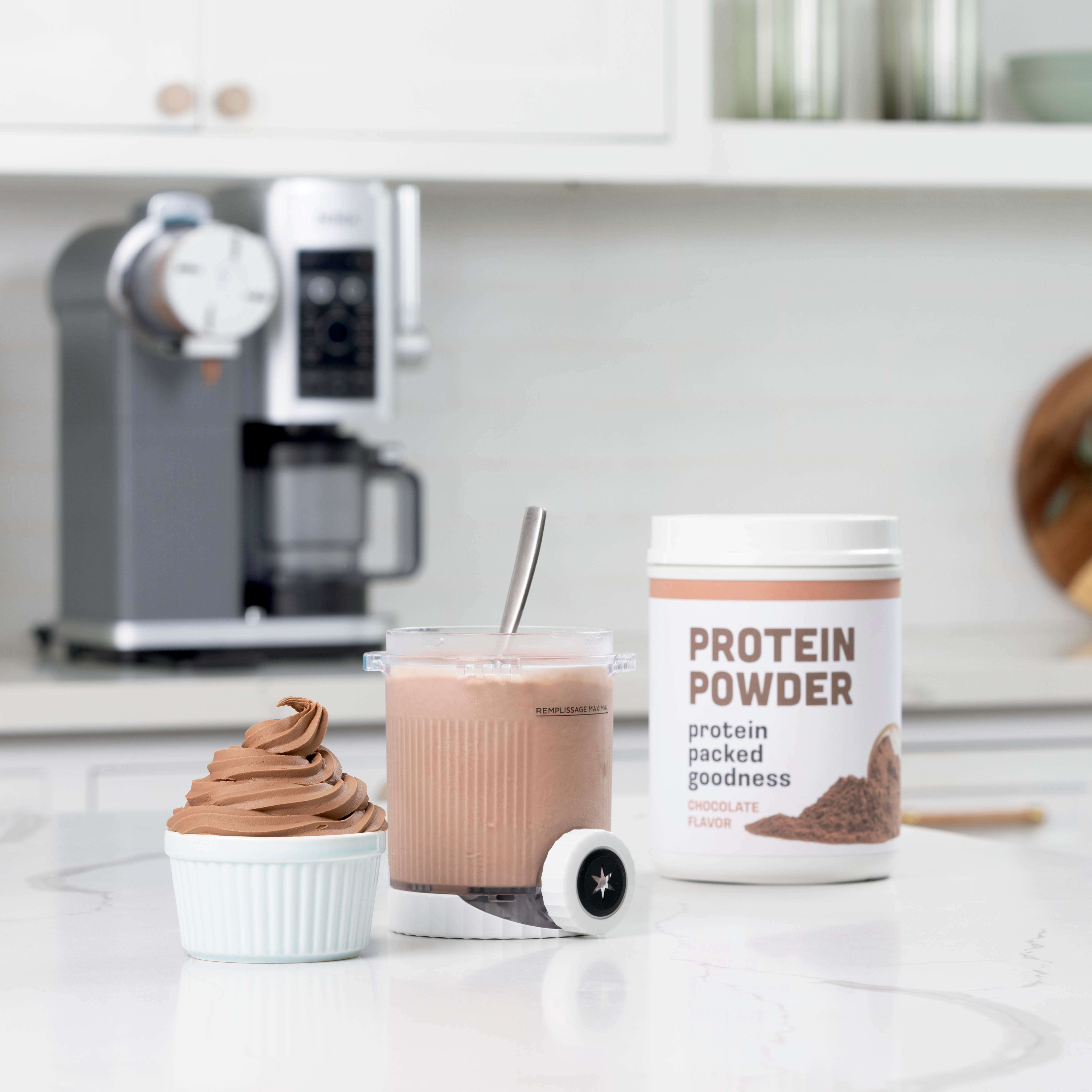 Glace prot&eacute;in&eacute;e pr&eacute;par&eacute;e avec le Ninja Creami Swirl.