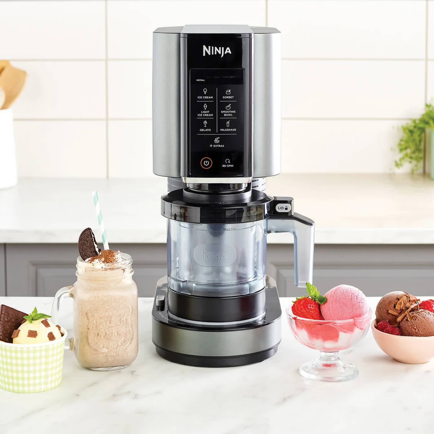 Ninja creami entour&eacute; de desserts r&eacute;alis&eacute;s avec l'appareil.