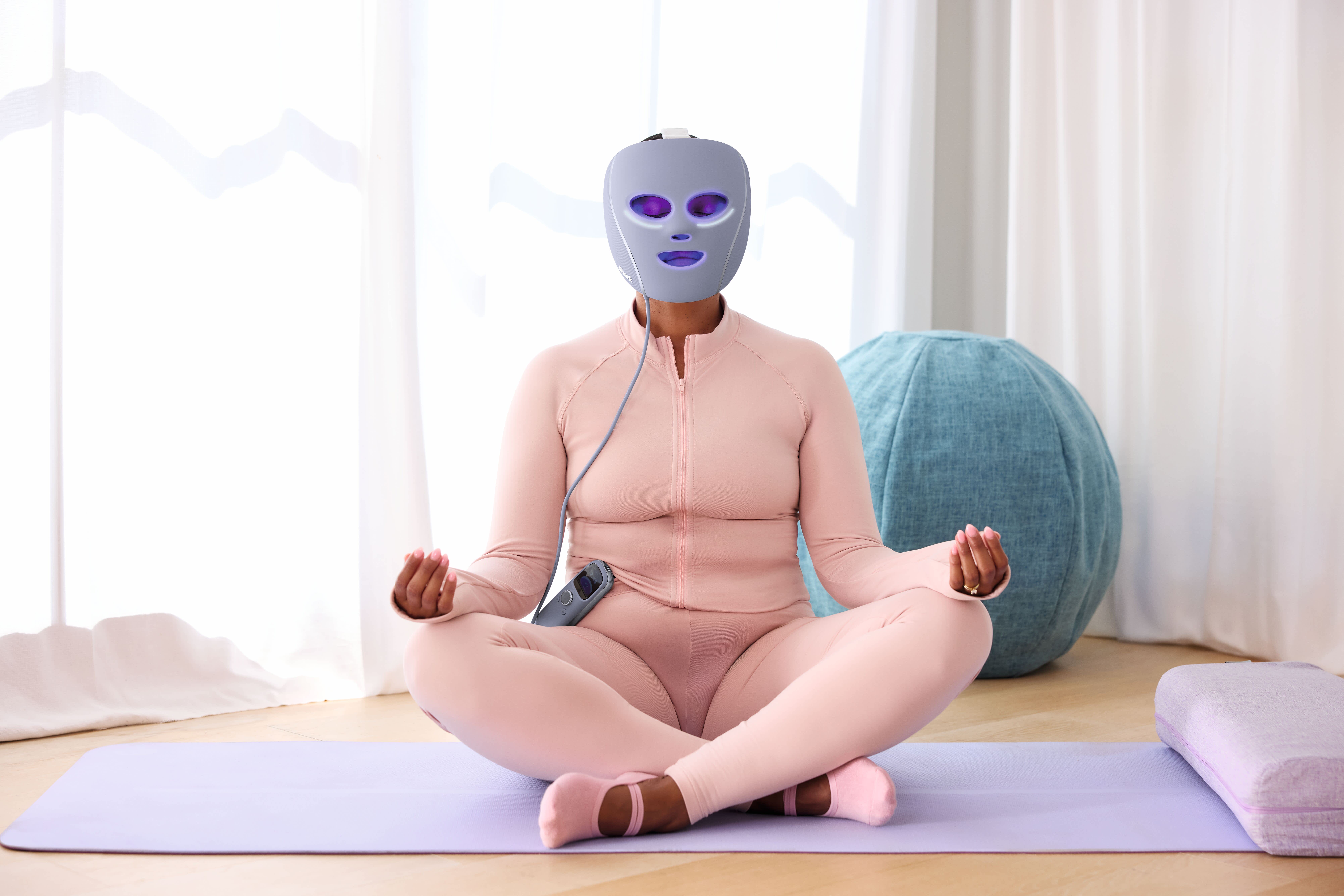 Personne utilisant le masque CryoGlow en faisant de la m&eacute;ditation