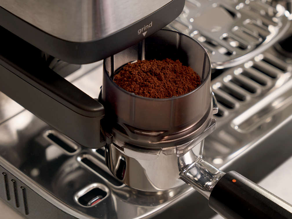 Built-in scale & grinder