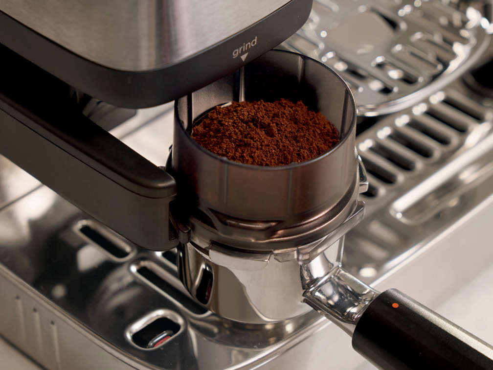 Built-in scale & grinder