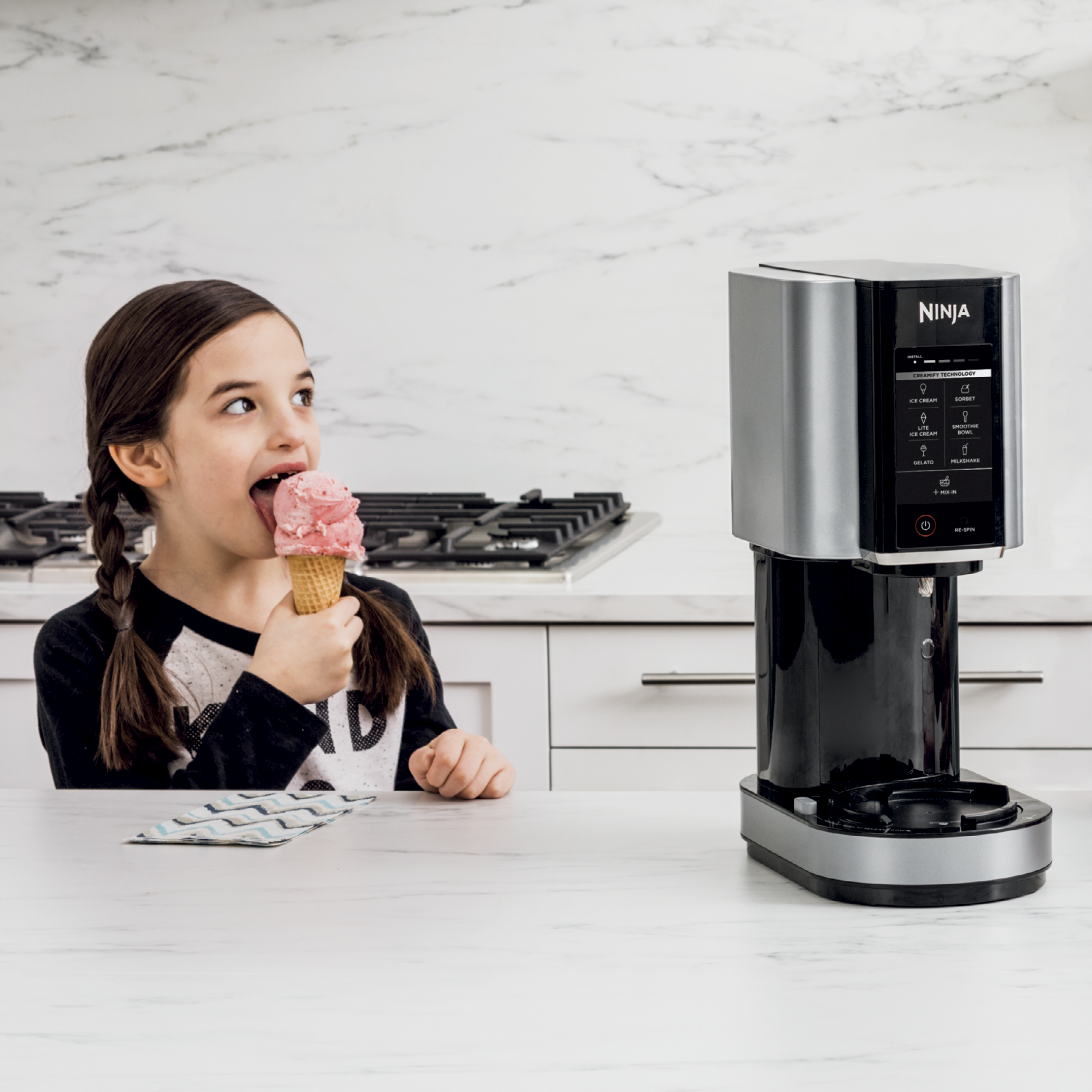 Fille mangeant une glace pr&eacute;par&eacute;e avec le Ninja Creami.