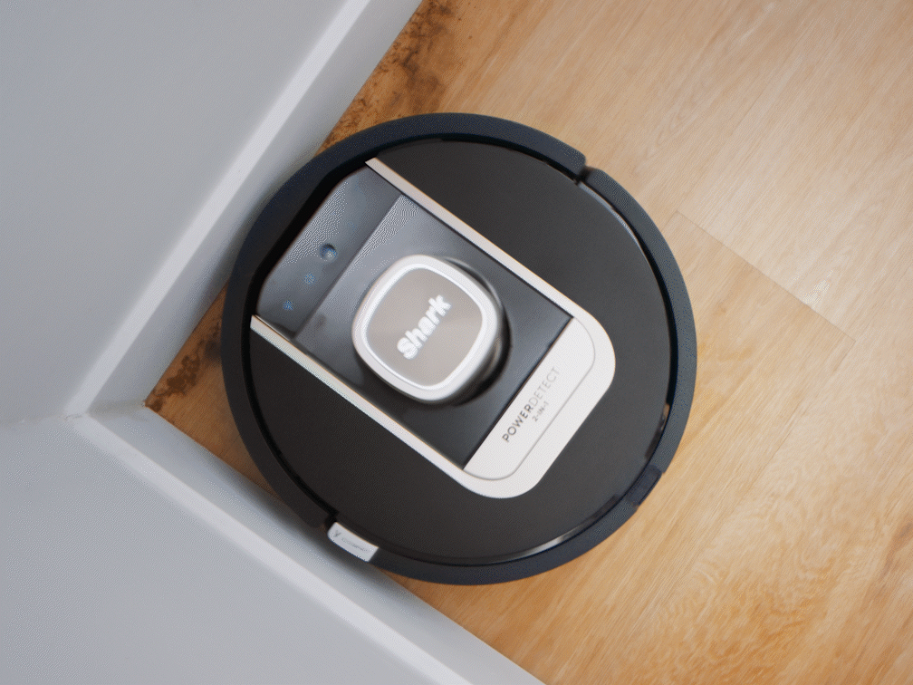 Robot aspirateur Ninja nettoyant un liquide renvers&eacute; sur le sol.