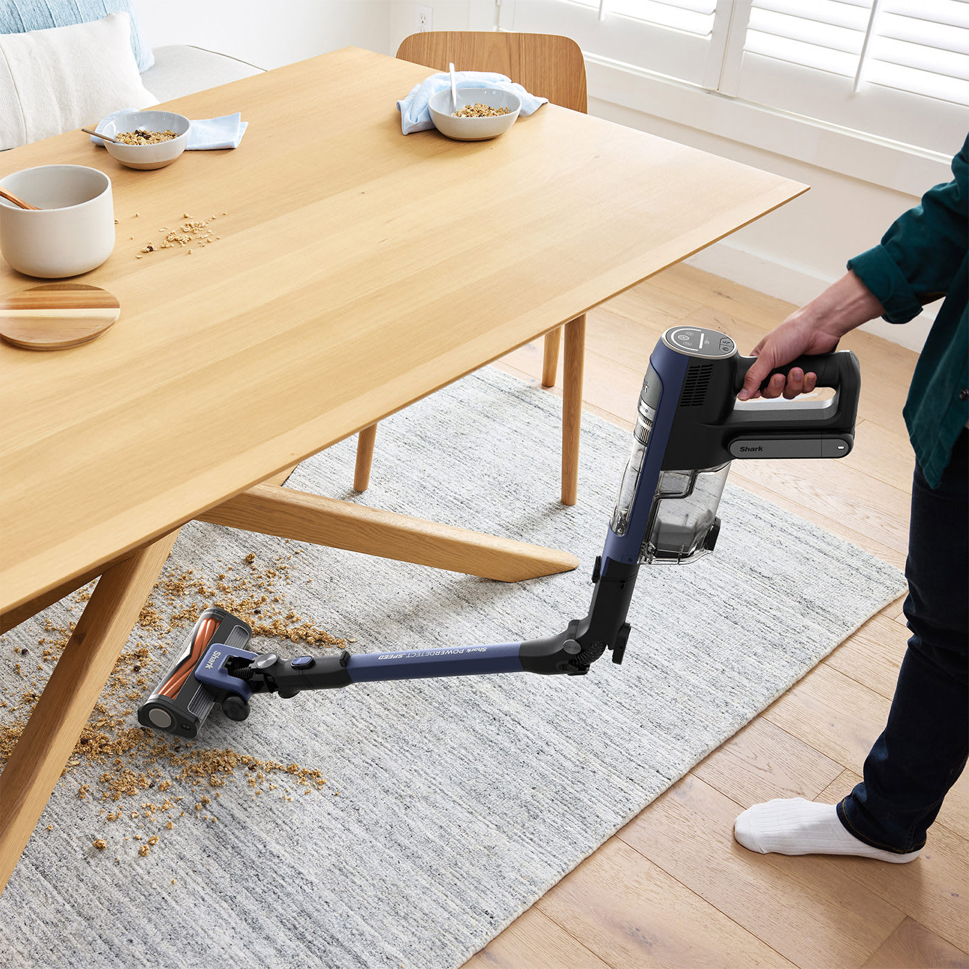 Nettoyage polyvalent gr&acirc;ce au manche flexible, &agrave; la fonction anti-emm&ecirc;lement et au mode portatif